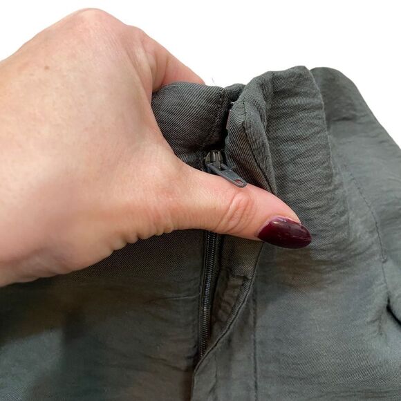 Simply Vera Green Lightweight Pleat Front Cargo Pants Size Small - Picture 2 of 11